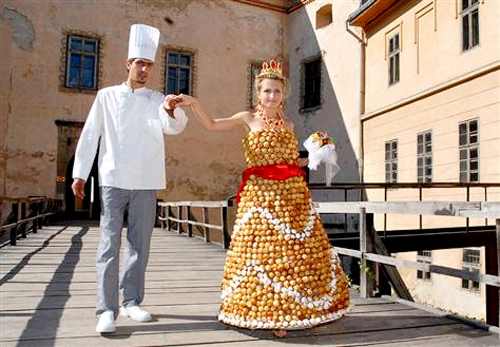 Designed by Ukrainian pastry chef Valentyn Shtefano this 20 pound wedding